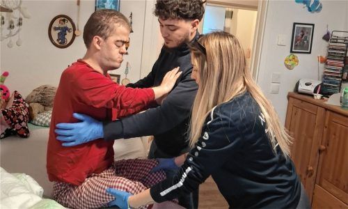 Pflegedienstmitarbeiter im Einsatz: Mit vereinten Kräften wird Patient Andreas Schmidt von Alexandra Davcheva und Bleron Bulliqi aufgerichtet, um ihm die Medikamente verabreichen zu können. Fotos Hecht