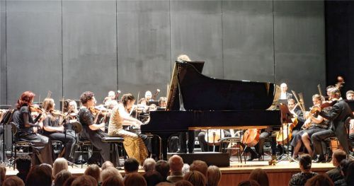 Pianistin Krisztina Fejes und das Prague Symphony Orchestra bezauberten das Publikum.Foto Füchtner