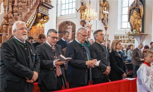Politprominenz in der ersten Reihe: (von links) Sebastian Friesinger, Staatskanzleileiter Dr. Florian Herrmann, Innenminister Joachim Herrmann, Landrat Otto Lederer und Bundestagsabgeordnete Daniela Ludwig. Foto Stache
