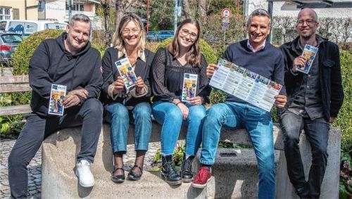 Präsentierten das neue Kultursommer-Programm vor dem Haus des Gastes: (von links) Stefan Linnerer (Kurhauspächter), Christine Leuprecht (Kurhaus), Katharina Reitmeyer (Veranstaltungen Aib-Kur), Kurdirektor Thomas Jahn und Matthias Griehl (MIR).Foto Stache