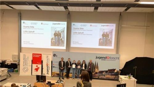 Preisverleihung beim Landeswettbewerb Jugend forscht junior: Sophia Sitte und Lilith Uphoff vom Ignaz-Günther-Gymnasium Rosenheim gewinnen den 1. Preis im Fachgebiet Physik.Foto privat