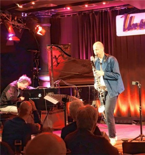 „Prepared“ nennt sich das neue Projekt von Chris Gall, die CD dazu stellte er mit seinen Kollegen im Münchner Jazzclub Unterfahrt vor, hier mit Flo Riedl an der Bassklarinette. Foto friedrich