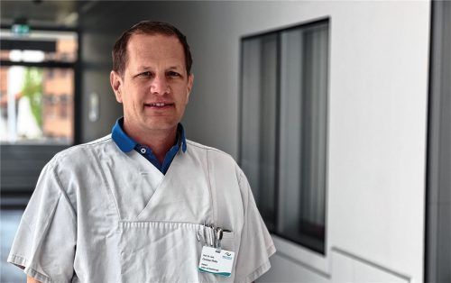 Prof. Dr. Christian Pfeifer ist Chefarzt der Klinik für Unfallchirurgie, Orthopädie und Handchirurgie am InnKlinikum Altötting.Foto Schmitzer/InnKlinikum
