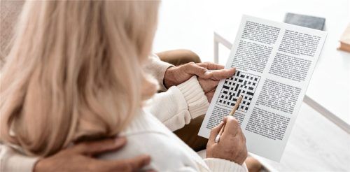Rätsel lösen macht Spaß – ob allein, zu zweit oder zu mehreren. Foto adobe stock/LIGHTFIELD STUDIOS