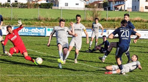Raublings Ajdin Mehinovic trifft hier zur 1:0-Führung in Peterskirchen.Foto Christian Mühlhofer