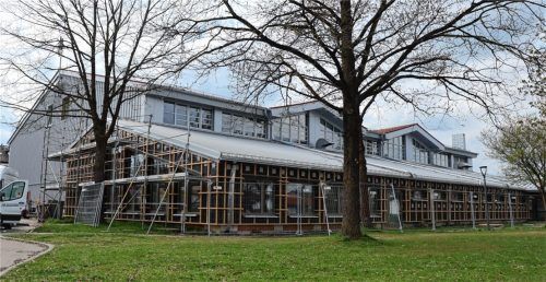Rechtzeitig zur Hallensaison im September nach den Sommerferien soll die neue Töginger Mehrzweckhalle fertig werden.