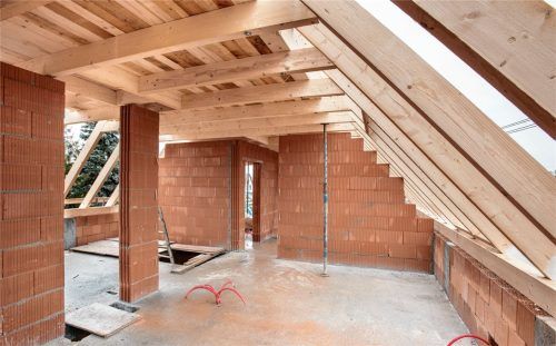 Rohbauten sind zum seltenen Bild geworden. Immer mehr Menschen können sich den Hausbau nicht leisten. Foto dpa