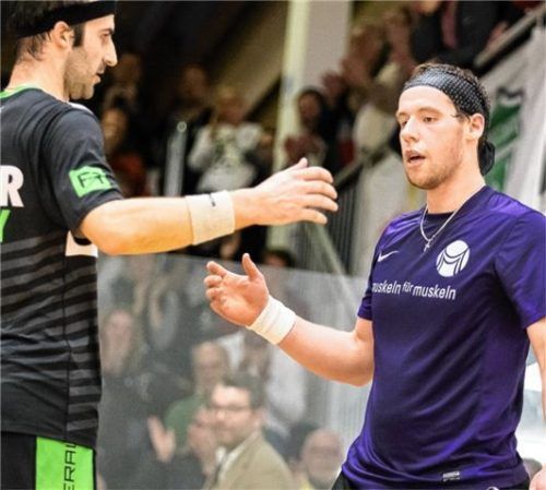 Rohrmüller spielte gegen die besten Squasher der Welt. Hier ist er beim Handshake mit Simon Rösner.Foto re