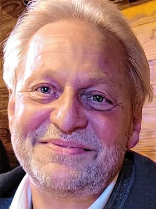 Um dem krebskranken Roland (63) aus Heufeld helfen zu können, sollen unter anderem Schweißbänder des Tennisstars Alexander Zverev bei einer Versteigerung mitwirken. Foto re/DPA