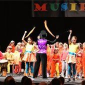 Springende Kinderlöwen und ein sechsbeiniger Elefant