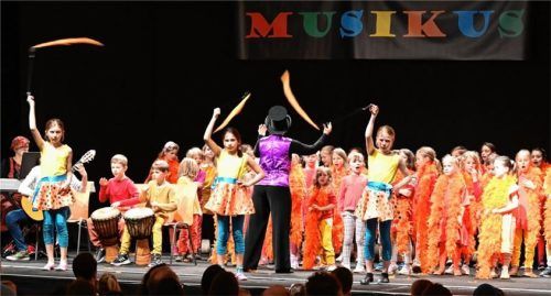 Rund 100 Kinder traten beim „Zirkus Musikus“ der Rosenheimer Musikschule im Ballhaus auf.Foto Musikschule Rosenheim