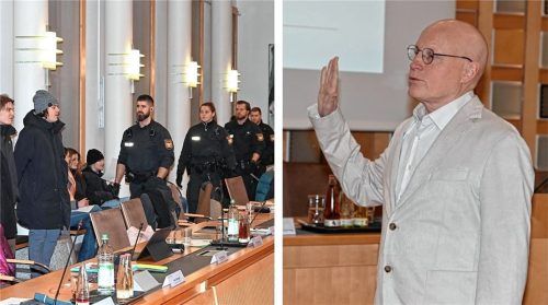 Rund 20 Demonstranten kamen im Rathaus zusammen, um gegen die Vereidigung von Stefan Bauer zu protestieren. Fotos Schlecker