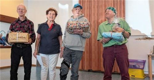 SAK-Leiterin Gabi Sander (Zweite von links) überraschte die Geburtstagskinder Michael, Konrad und Seppi (von links) mit Präsenten. Foto  Neuwirth