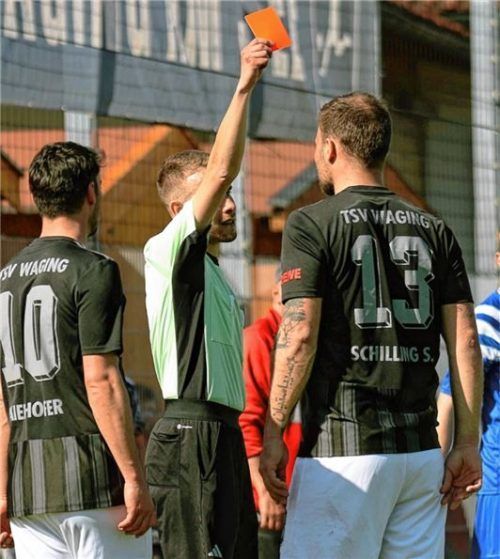Schiedsrichter Sebastian Ehgartner zeigt Sebastian Schilling Rot. Danach war Schluss, weil Waging nur noch sechs Mann auf dem Feld hatte.Foto mb.presse