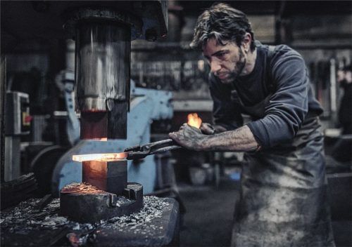 Schmied Luca Distler faltet den Stahl viele Male. Fotos Uebler