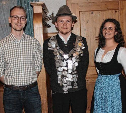 Schützenkönig Marinus Heindl (Mitte) umrahmt von Brezenkönig Stefan Pott und Wurstkönigin Stefanie Holzmeier. Foto  Landenhammer