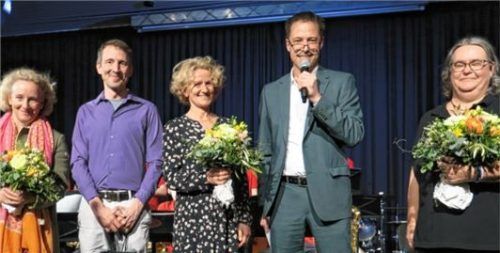 Schulleiter Mark Lörz (Zweiter von rechts) lobte die Fachschaft Musik als „Talentschmiede“: (von links) Susanne Tutert, Volker Koch, Dietgard Luber und Ingrid Seidelmann.