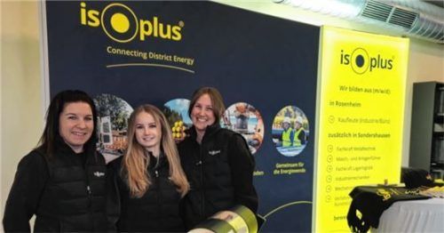 Sehr zufrieden ist Azubi Marlene Glas (Mitte) mit ihrem Ausbildungsplatz bei ISOPLUS. Sie war mit den Ausbilderinnen Renate Unterseher (links) und Sarah Schnitzlbaumer vor Ort.