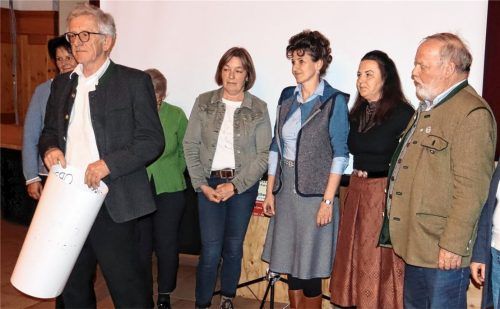 Sepp Millauer (links) und seine Vorstandsmitglieder bestritten ein erfolgreiches Gartenjahr 2024 und freuten sich bei der Frühjahrsversammlung auf viele Aktionen und Veranstaltungen in diesem Jahr. Foto  Strim