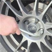 Radmuttern kontrollieren!