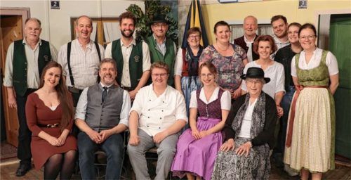 Sichtlich zufrieden und glücklich: Das Ensemble der Schönauer Theaterspieler nach ihren sieben erfolgreichen Vorstellungen. Foto Re