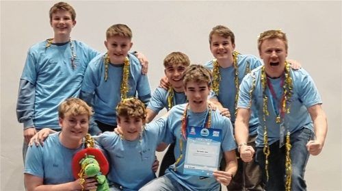 Sie dürfen feiern: (hinten, von links): Benedikt Rapolder, Benno Gürtel, Lorenz Thalmaier, Felix Thüring sowie Coach Marco Grees mit (vorne, von links) Emil Wieser, Kilian Huber und Alexander Barth haben das Weltfinale erreicht. Foto re