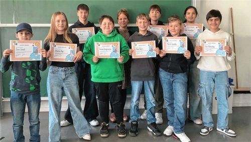 Sie haben es nicht nur überlebt, sie würden es sogar wiederholen: Diese zehn Schüler der Johann-Rieder-Realschule lebten eine Woche lang analog.Foto Johann-Rieder-Realschule