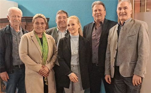 Sie haben sich auf eine gemeinsame Liste verständigt: (von links) Stadtrat Dieter Bräunlich, FW-Kreisrätin Barbara Stein, Landtagsabgeordneter Sepp Lausch, ÜWG-Ortsvorsitzende Kirsten Hieble-Fritz, Stadtrat Rudi Gebhart und FW-Kreisvorsitzender Sepp Hofer.Foto Privat