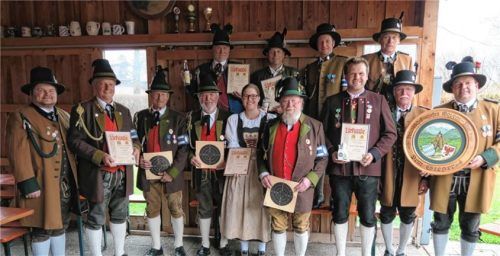 Sie hatten die ruhigste Hand und das sicherste Auge: die Gewinner des 14. Bayern-Tiroler Freundschaftsschießens aus den Mannschaften Raubling, Neubeuern, Elbach-Leitzachtal, Breitenbach und Landl.Foto Bichler