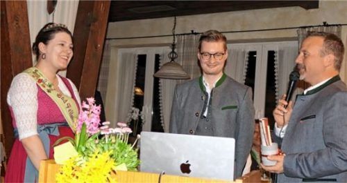 Sie sei ein Höhepunkt für Bad Feilnbach gewesen, bedankten sich (von rechts) Bürgermeister Max Singer und Raphael Wagner bei der scheidenden Apfelkönigin Regina Weinzierl.