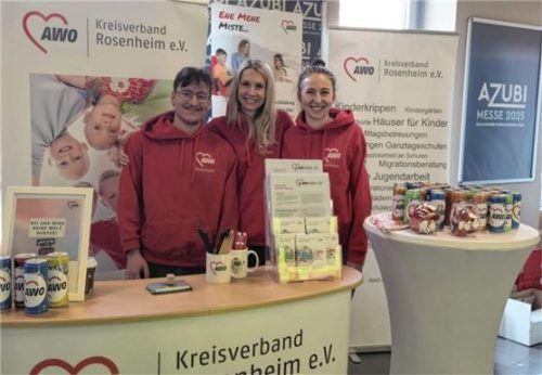 Sie suchen nach Kollegen und Kolleginnen mit Herz und Leidenschaft für die Arbeit mit Kindern: Florian Bach, Lisa Leder und Laura Krattenmacher vom AWO-Kreisverband Rosenheim e.V.