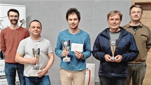 Sieger Markus Hinterreiter (Mitte) mit Thomas Walter und Johannes Kern, eingerahmt vom internationalen Schiedsrichter Mickael Pouchon und dem oberbayerischen Spielleiter Uli Sperber.Foto re