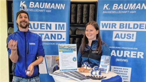 Simon Forstner und Annalena Wöhrle von der K. Baumann Baugesellschaft mbH kamen mit vielen interessierten Azubis bei der Messe in Kontakt.