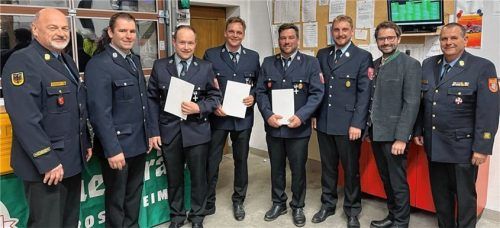 Sind bereit für das Fest Ende April: (von links) Kreisbrandmeister Werner Maier-Matheke, Feuerwehr-Vorsitzender Martin Zistl, die mit einer Urkunde Geehrten Felix Meixner, Florian Ramthun und Mathias Danner sowie Jugendwart Thomas Ramthun, Bürgermeister Johannes Zistl und Kreisbrandinspektor Max Goldbrunner.Foto re