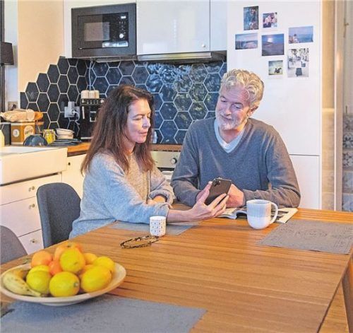 Smarthome-Technologien erleichtern den Alltag. Sie lassen sich heute sehr einfach und intuitiv bedienen – zum Beispiel über das Smartphone.Foto  djd/Somfy