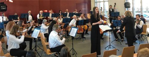 Sopranistin Sarah Greithanner und Orchester mit Dirigent Georg Haider und Konzertmeister Puiu Gugurta. Foto jaensch