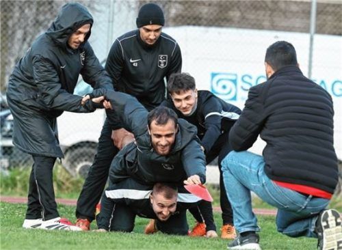 Spaß am Fußball: Die Spieler von Türkspor Rosenheim sind mit Feuereifer dabei.Foto re