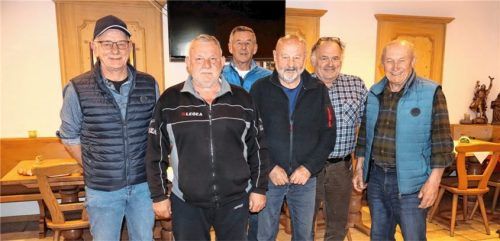 Spielleiter Johann Hingrainer (Dritter von links) gratulierte den Siegern des letzten Schafkopfturniers in dieser Saison: (von links) Andi Höfer, Vitus Gasteiger, Michael Seebacher, Johann Kammerloher und Günther Gebhard. Fotos strim