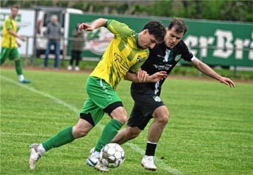 Sportbund-Spieler Miftar Tara (rechts) bremst den Vormarsch von SG-Spieler Lukas Loidl.Foto Franz Ruprecht