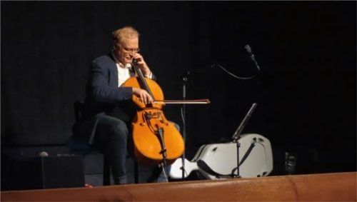 Stephan Schrader setzte auch sehr wirkungsvoll seine Loop-Maschine ein. Foto friedrich
