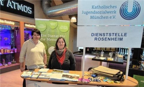 Stephanie Herzog-Bosbach (rechts) und Doreen Mösel zeigen sich zufrieden mit der Messe. Foto görlitz
