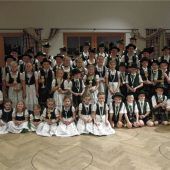 Nachwuchs des Trachtenvereins Immergrün Au zeigt sein Können