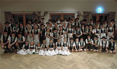 Stolz und glücklich: Die Kinder und Jugendlichen des Trachtenvereins Immergrün Au nach Ende des Wettbewerbs mit ihren Pokalen und Medaillen. Foto  Hemeter