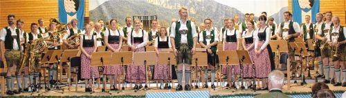 Strahlende Gesichter und verdienter Applaus: Die Musikkapelle Nußdorf unter der Leitung von Josef Maurer genießt den bewegenden Moment nach einem unvergesslichen Konzert.Foto Steffenhagen