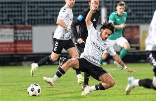 Straucheln verboten: Noah Shawn Agbaje und Wacker Burghausen wollen zurück in die Erfolgsspur. Foto Buchholz