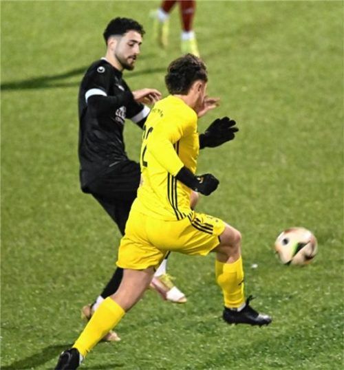 Szene aus dem Spiel zwischen 1860 Rosenheim (Torwart Simon Stein) und dem VfR Garching am 14. März auf dem Rosenheimer Kunstrasen. Foto Hans-Jürgen Ziegler