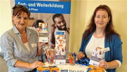 Tolle Ausbildungsmöglichkeiten in den Bereichen Pflege und Betreuung präsentieren Claudia Emich (links) und Kerstin Harrasser von der GGSD.