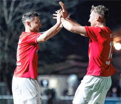Torjubel im Heimspiel gegen Kastl: Michael Barthuber (links) und Dominik Brich.Foto Christian Mühlhofer