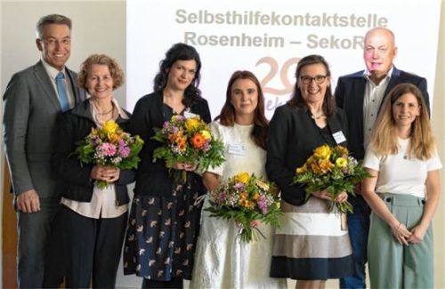 Trafen sich beim Jubiläum: (von links) Landrat Otto Lederer, Andrea Sporer, Lisa Dirnaichner, Olga Nickel und Karin Woltmann, Klaus Voss und Nadine Hausburg.Foto Hausburg