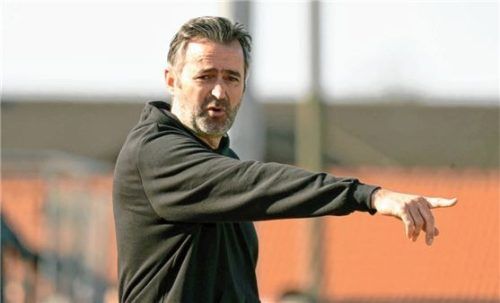 Trainer Nenad Grizelj gibt die Richtung vor. Mit einem Sieg gegen Altenerding kann Bad Endorf einen großen Schritt zum Klassenerhalt machen.Foto mb.presse